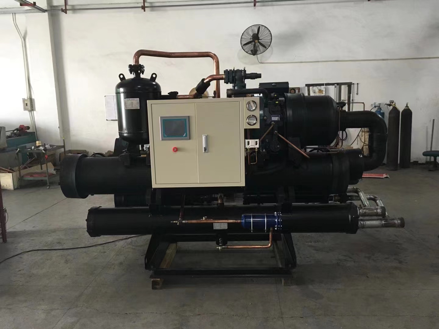 大功率螺桿冷水機(jī).jpg